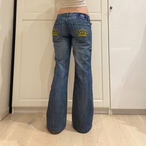 Lågmidjade bootcut jeans från Victoria Beckham😍 - Midja 44x2 cm plus stretch rakt över, innerben 79 cm o gren 18💕ja e 169 o xs-s för referens obs smutsiga längst ner på benen samt uppsydda. Jag tycker att de sitter som en M pytte mer åt S än L men det är måtten som gäller!!!