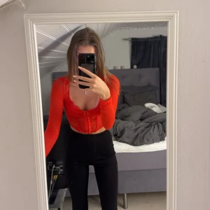 Röd spets BH/Topp - Säljer en oanvänd spettstopp, kommer inte till användning. Storlek XS. Pris 199. Vid frågor kontakta mig 🫶🏽