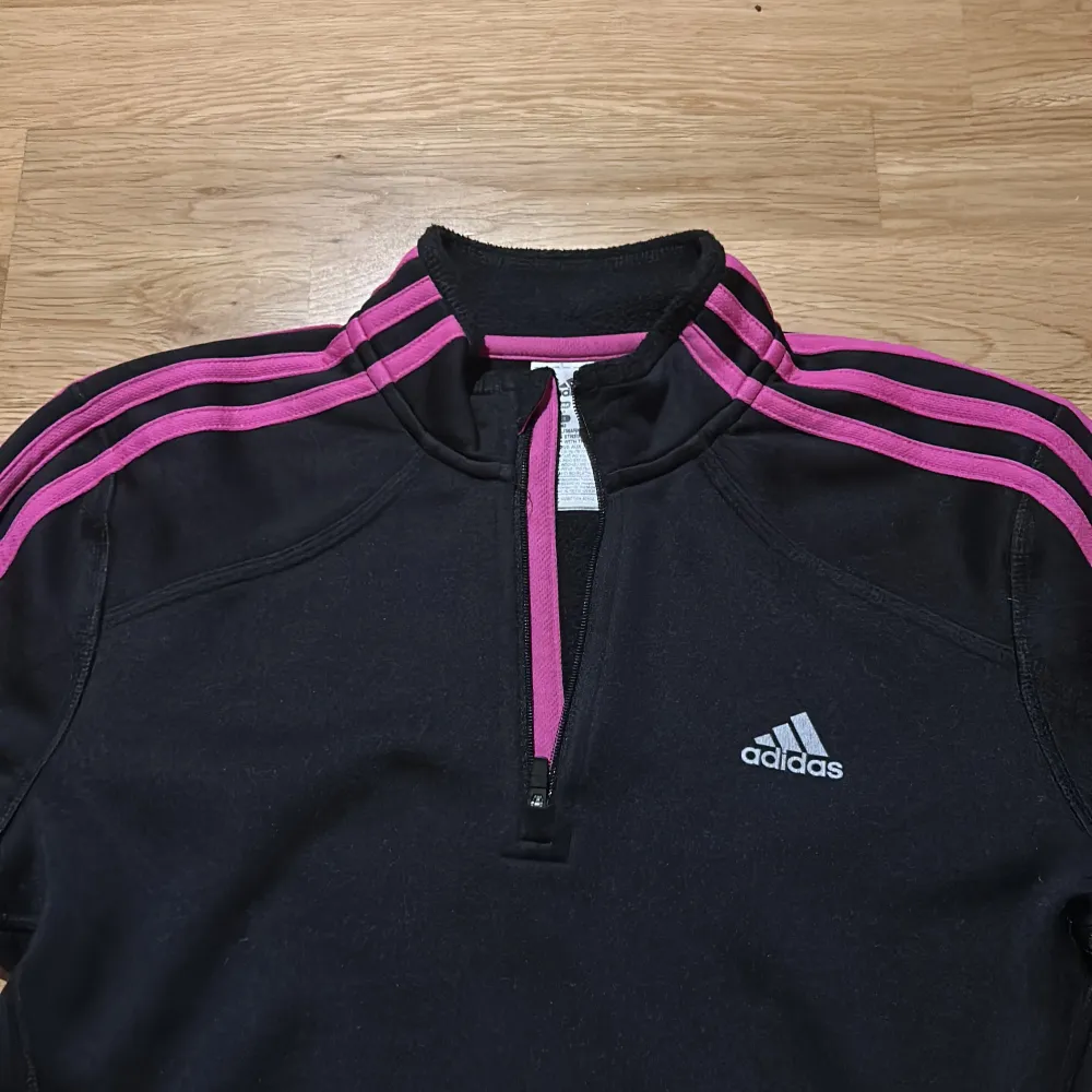 Svart adidas tröja med rosa/lila ränder, mycket bra skick . Tröjor & Koftor.