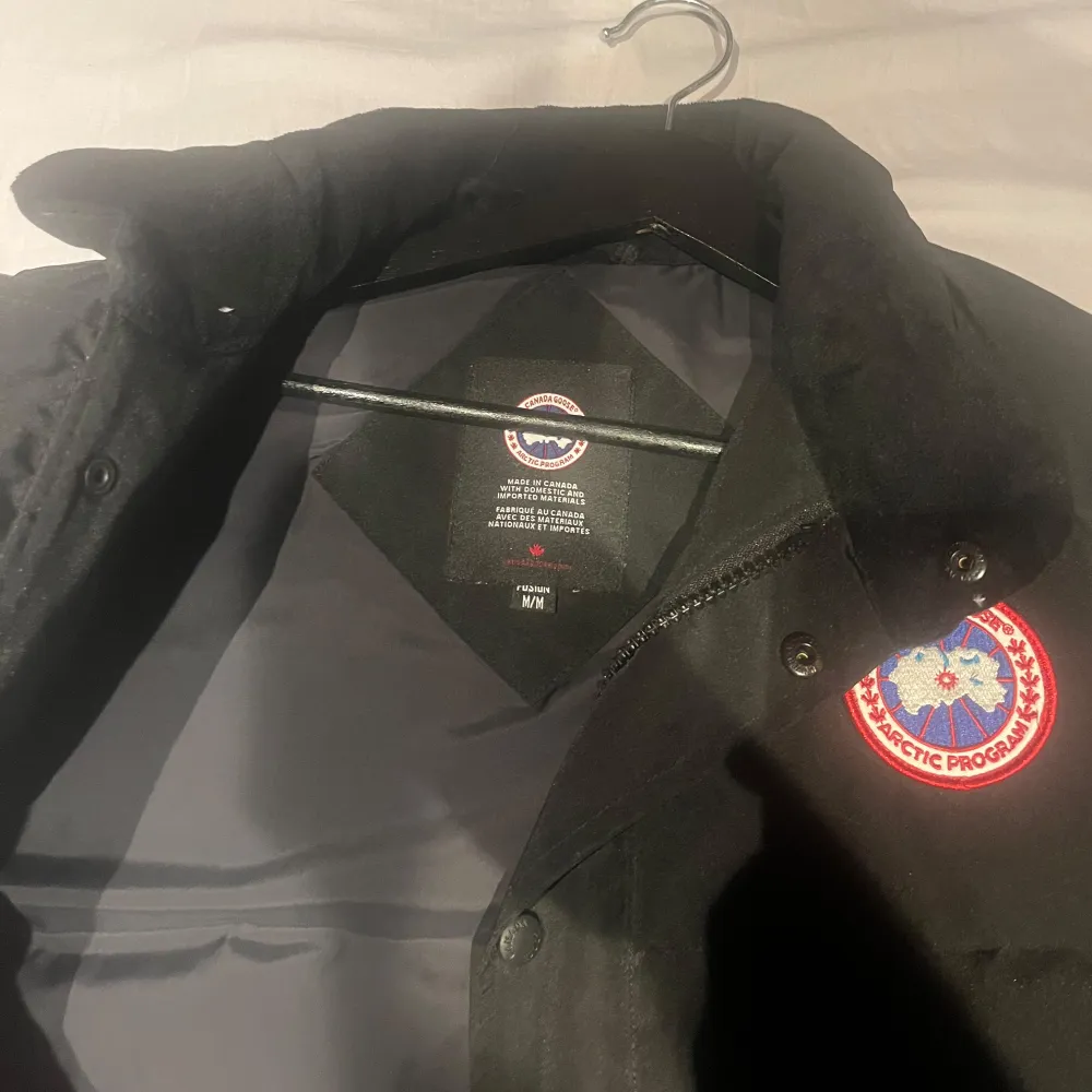 Säljer min Canada goose väst, Säljer den pga den passar inte mig längre då det är storlek M, Skicket på den är som ny. Pris kan diskuteras!. Jackor.