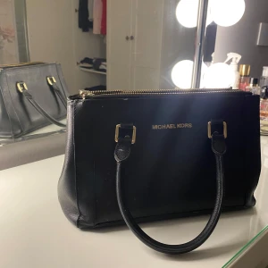 Michael kors väska - Säljer min gamla Michael kors väska då den inte kommer till användning längre. Den är inte så jätte stor men den är enkel och man kan ha små saker i den.pris kan diskuteras 