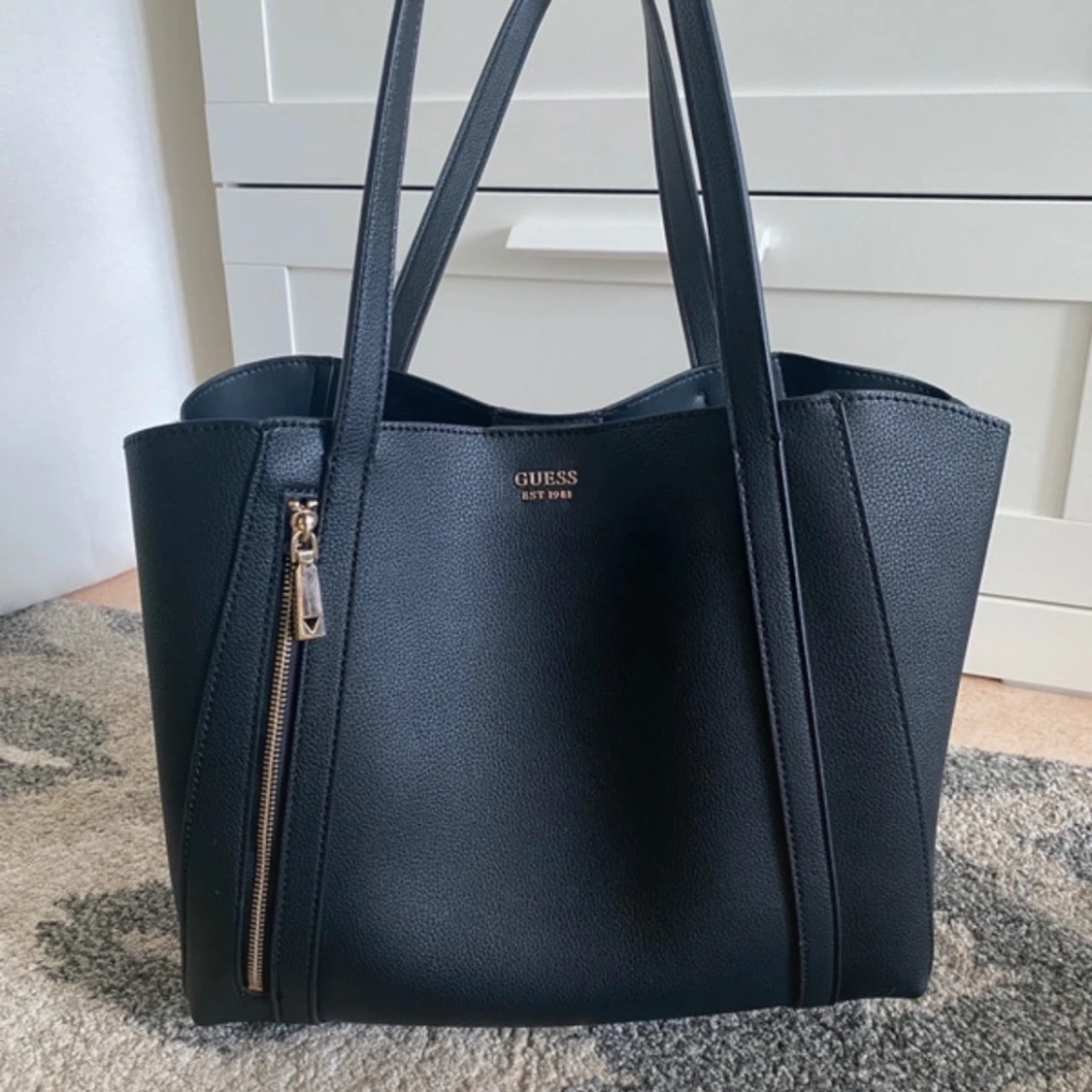 Svart axelväska från Guess - 90