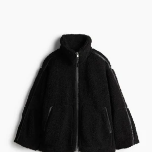 Hm jacka - Säljer min helt nya pilejacka från HM, prislappen är kvar, jackan är slutsåld och eftertraktad därav priset :)