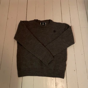 Tjock tröja  - Det står att storleken är smal. Men den har krympt i tvätten och passar för barn. Mer information på dm. Färg mörk grå