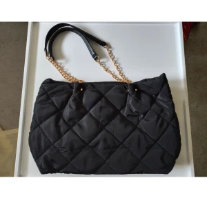 NY väska Shein  - Ny väska från Shein med axelremsband, 1 ficka inuti