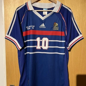Zidane matchtröja, VM98 (passar även M) - Liten I storlek, perfekt passform för dig som inte vill ha en hängig matchtröja.