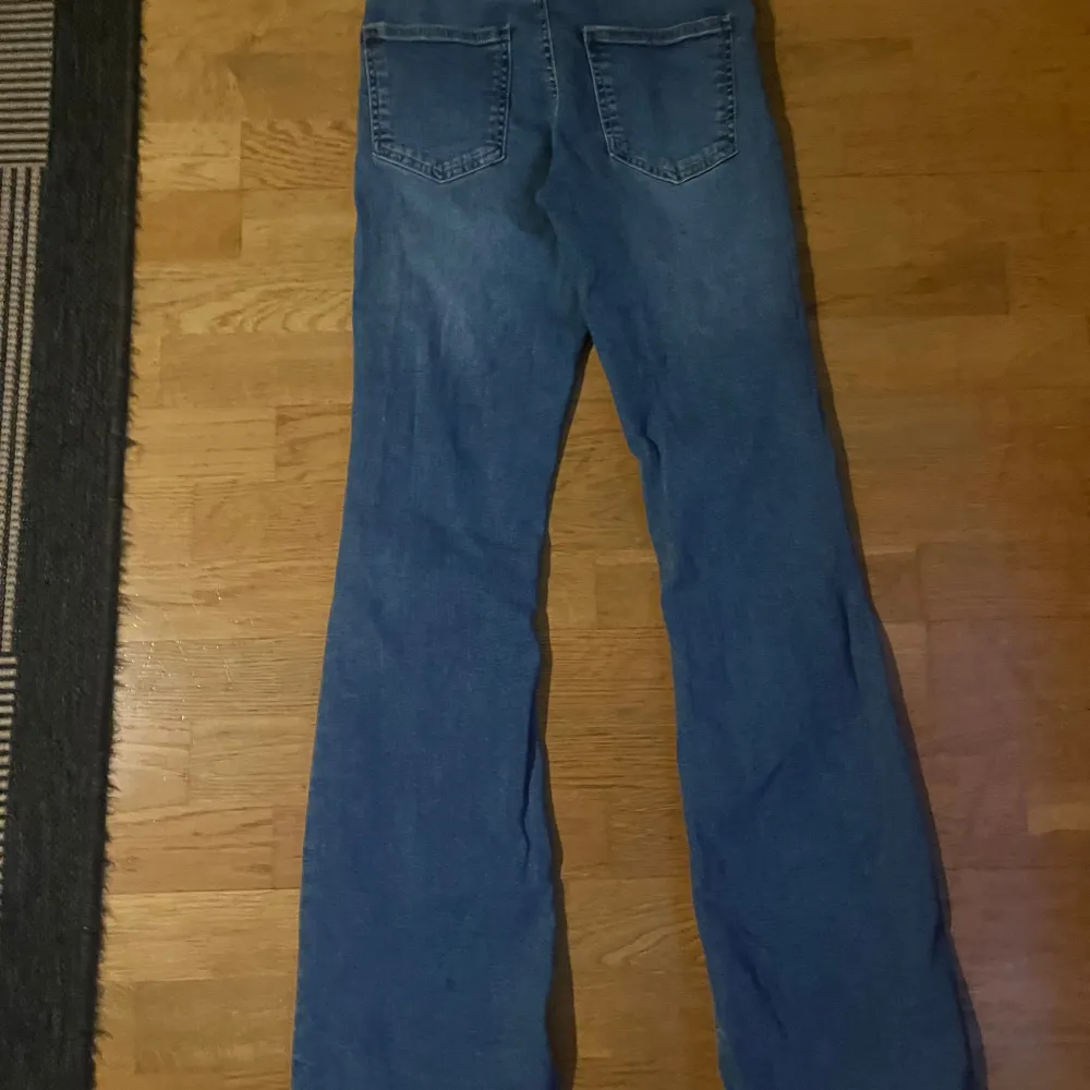 Säljer ett par snygga blå jeans från Denim Rebel i storlek 34. De har en klassisk bootcut och är perfekta för vardagsbruk. Jeansen har en traditionell femficksdesign och är i mycket bra skick. Perfekta för både höst och vår!. Jeans & Byxor.