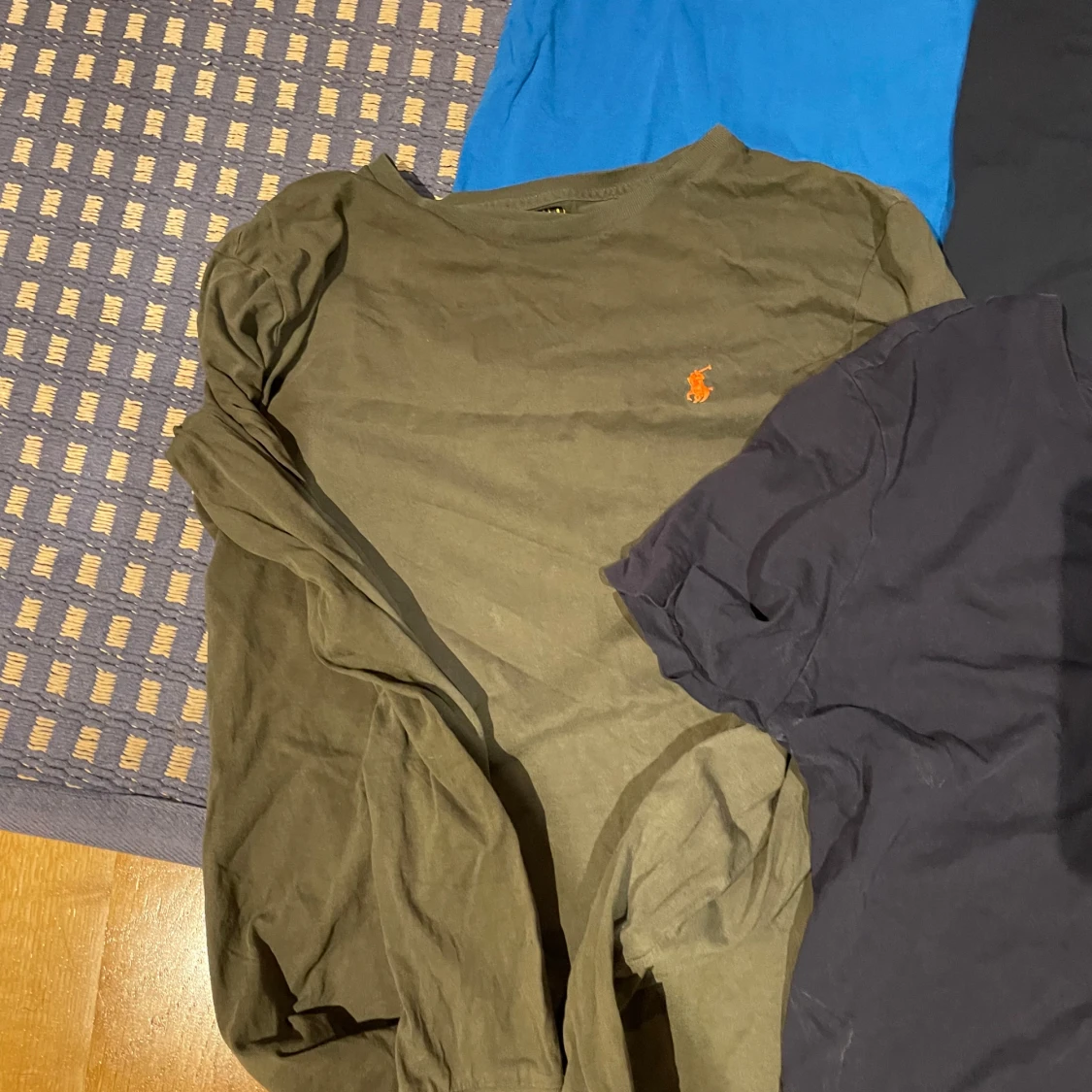 Paket med T-shirts från Ralph Lauren, Lacoste, Peak Performance och Sail Racing - 90