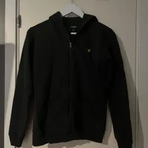 En snygg och bekväm Lyle and Scott hoodie i storlek 152 (12-13 år). Hoodien är i 10/10 skick och har inga defekter👍.  Kontakta gärna mig för fler bilder eller frågor! Pris går alltid att diskuteras.