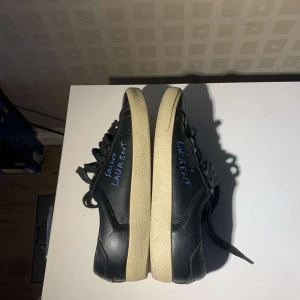 SAINT Laurent  - Har ett par saint laurent, med blå text  storlek 42  Pris kan diskuteras vid snabbaffär  