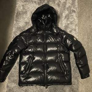 Säljer en snygg svart pufferjacka från Moncler i  bra skick. Jackan är autentisk i storlek 4/Large. Pris diskuteras. Säljer för hälften av original pris.