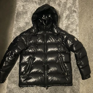 Svart pufferjacka från Moncler - Säljer en snygg svart pufferjacka från Moncler i  bra skick. Jackan är autentisk i storlek 4/Large. Pris diskuteras. Säljer för hälften av original pris.