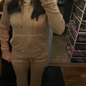 Juicy couture dress  - Säljer mitt juicy sett. Det är i bra skick då jag inte använt det mycket. Priset kan diskuteras! Skriv för fler bilder :)