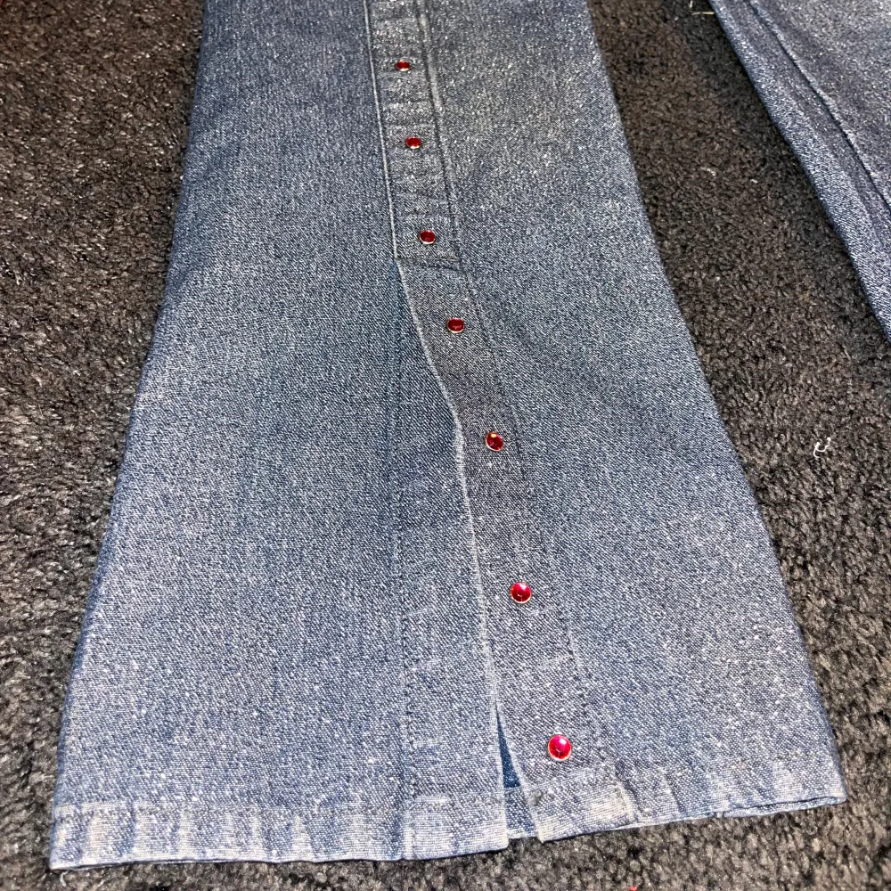 Glittriga jeans med slitsar baktill och rosa stenar, uppskattad storlek är 36/S Färgen på byxorna är som på bild 3🤗. Farkut & Housut.