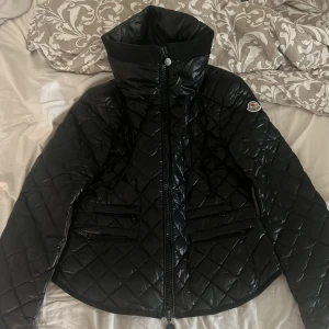 Moncler vår/ höstjacka  - En fin moncler jacka som passar perfekt nu i dessa årstider.  Storlek 2, skulle säga att den passar storlek S   Knappt använd