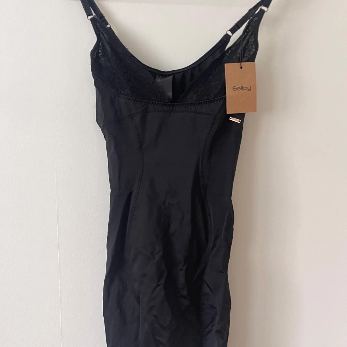 Svart klänning med spetsdetaljer - 91