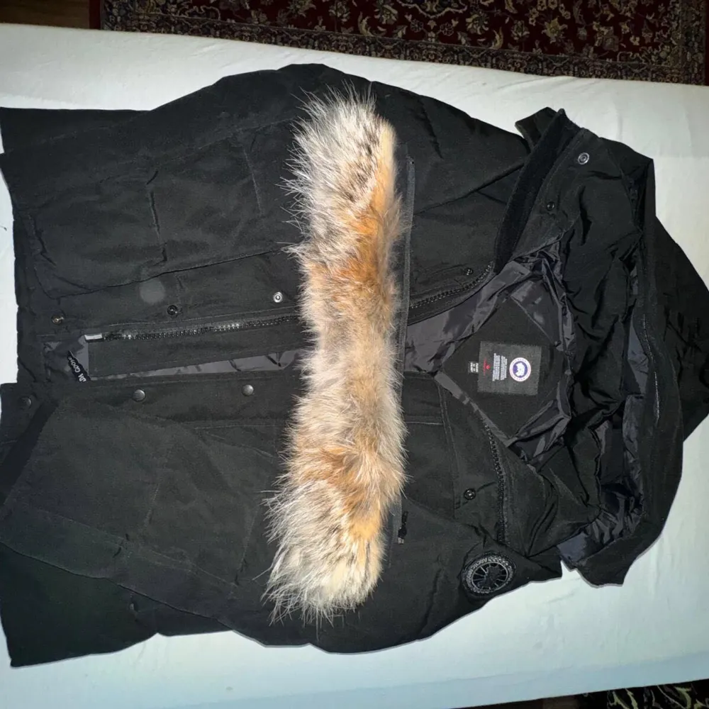 Säljer en svart canada goose jacka. Pälsen tillkommer. Har haft jackan under en vinter så den är i bra skick 8/10 Hör av er vid frågor! Perfekt för kalla vinterdagar! 🖤. Jackor.