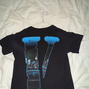 Vlone - Pop smoke  - T-shirt från VLONE - Pop Smoke  med tryck på framsidan och baksidan. Trycket på framsidan ”Smoke Armed & Dangerous”. Trycket på baksidan ”V”   Ny skick, använd ett par gånger  Köparen står för frakt