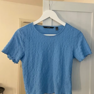 Vero moda - T-shirt ifrån vero moda. Använd fåtal ggr i fint skick💙 Storlek M men passar även mig som brukar ha S