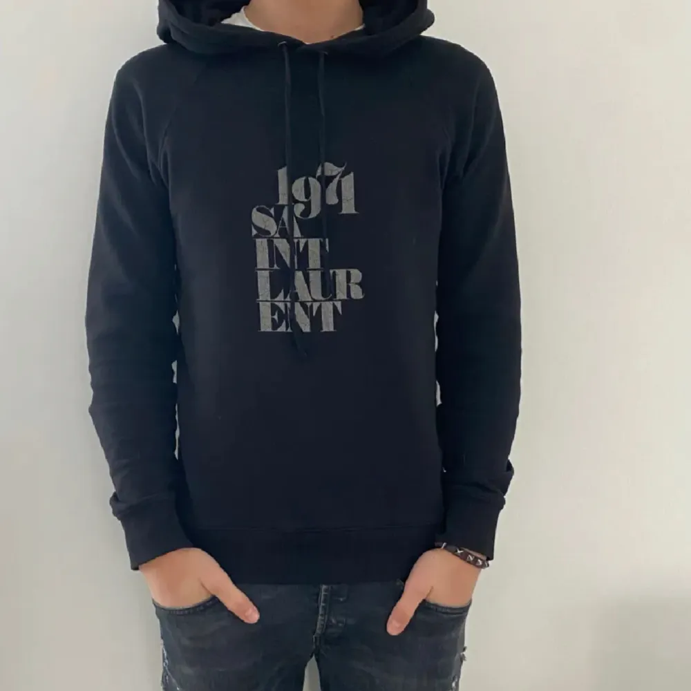 Säljer en unik och snygg ysl hoodie som är väldigt svår att hitta, tröjan är i bra kvalitet och skriv vid minsta fråga!. Hoodies.