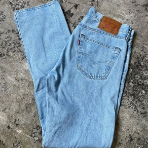 Levis 501 - Knappt använda Levis 501, färgen är ljusblå och storleken är w30 l32 Om ni undrar något så är det bara att skriva