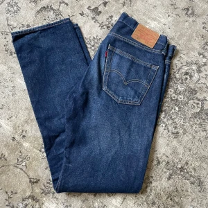 Levis 501 - Säljer dessa knappt använda Levis 501 jeansen, färgen är mörkblå och storleken är w30 l32 De är knappt använda och i väldigt bra skick  Om ni undrar något är det bara att skriva