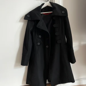 Kappa - Svart kappa från Oxmo i storlek S.   Använd fåtal gånger.