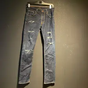 Unika jeans från nudie jeans. Storlek 32/34 skick 9/10 knappast använda. Pris 349 kr.