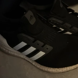 Adidas ultra boozt storlek 44 - Andväna men hyfsat skick skriv om ni vill köpa vi kan diskutera priset osv 