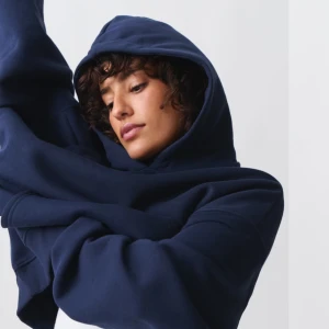 Gina Tricot hoodie  - Säljer min mörkblåa hoodie från Gina tricot då den inte kommer till använding, köptes i slutet av sommaren och helt oanvänd och inte tvättad så materialet är som nytt.  Ordinarie pris: 359kr