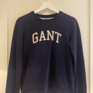 Gant crewneck - Mörkblå gant crewneck, passar xs/s. Säljer pågrund av att den inte kommer till användning. Bra skick