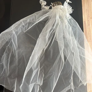 Bröllopsklänning  - Fint skick, använd 1 gång, stl S, slöja på köpet 