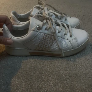 Sneakers Tommy hilfigher - Superfina vita sneakers från Tommy hilfigher med guldiga detaljer. Sparsamt använda 