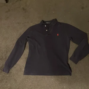  Ralph Lauren pike - Mycket fin Mörkblå Ralph Lauren pike i bra skick.