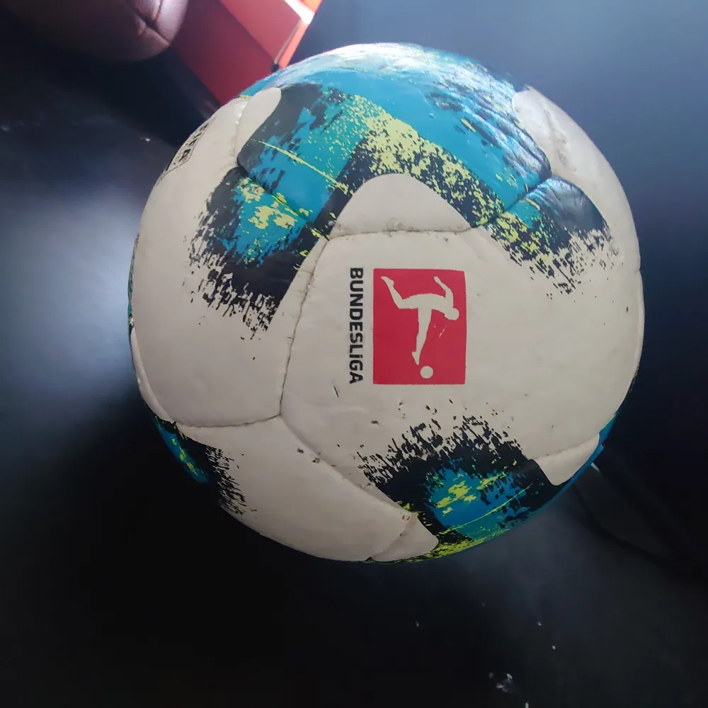 En Bundesliga boll med lite skador men är  Helt okej kvalitet  . Övrigt.