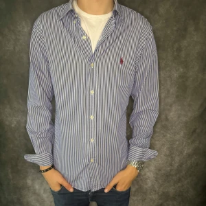 RALPH LAUREN SKJORTA  - // Ralph Lauren skjorta | Nyskick | Stolrlek: S slim fit  | Nypris runt 1800 | Kontakta för fler frågor eller funderingar // DELUXECLOSET