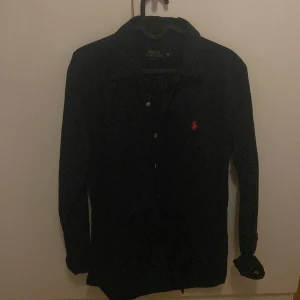 Ralph lauren skjorta - Väldigt fin Ralph lauren skjorta som nästan aldrig använts, skick 9/10. Pris är ej hugget i sten🪨