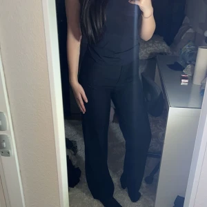 Svarta byxor från Envii - Säljer ett par svarta byxor från Envii. De är högmidjade och har en straight passform som ger en stilren look. Perfekta för både vardag och fest! 🖤