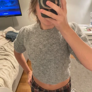  stickad tröja  - Säljer en superfin grå stickad tröja från Vero Moda. Aldrig använts 🤗🤗köpt för 349kr 
