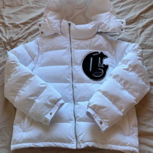 Corvidae Jacka - Vit Corvidae puffer endast använd nån månad förra vintern, perfekt skick. XS men sitter som S/M. Armar och huva är avtagningsbara med dragkedja.