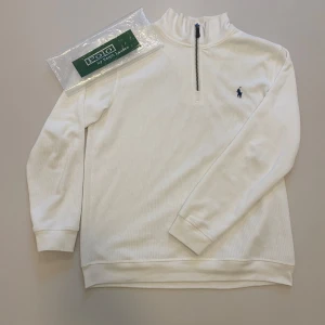 Ralph lauren halv zip - Rikgit fet Ralph lauren halv zip i väldigt bra skick utan hål, fläckar eller liknade, Skriv vid minsta fråga eller fundering🔥👍