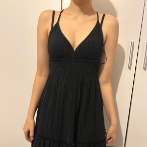 Svart sommarklänning  - Jag säljer en klänning som aldrig används och är i bra skick. Pris går att diskuteras🩷😊