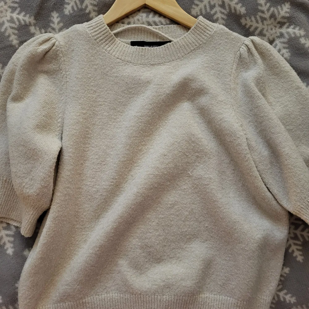 Super fin beige vero moda blus, I stickat material. Endast använt få antal gånger. Perfekt inför hösten/vintern💗. Blusar.