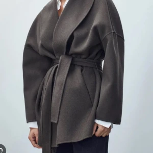 Mörkgrå kappa med bälte - Grå kappa från Massimodutti, knappt använd🤍