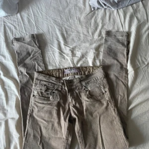 Beige manchesterbyxor från Sicko 19 - Säljer ett par snygga beige manchesterbyxor från Sicko 19 i storlek EUR 36. Byxorna har en klassisk femficksdesign och är perfekta för höst och vinter. De är i mycket bra skick och har en normal passform. Perfekta för en avslappnad men stilren look!