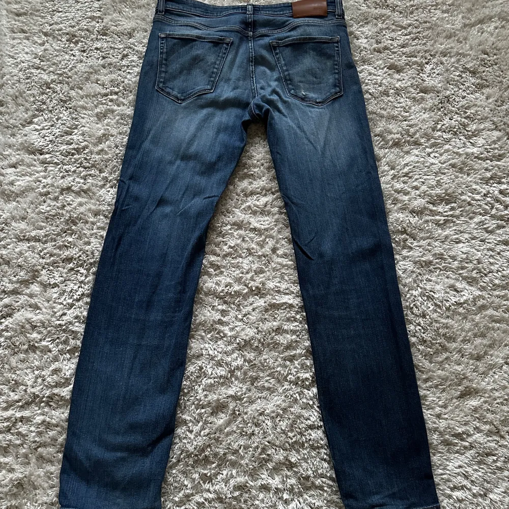 Säljer dessa riktigt snygga Hugo Bosse jeansen. Nypris 1500kr. Skick 7/10. Hör av dig vid funderingar.. Jeans & Byxor.