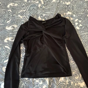 Topp med utskärning  - Utskärning mellan brösten och ovanför brösten 