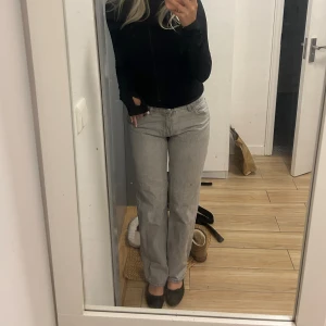 Gråa jeans  - Snygga gråa jeans från Gina! Sparsamt använda 