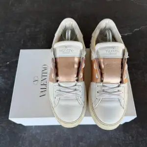 Valentino Open sneakers | Fint skick | Sitter 0,5 storlek större | Nypris: 6499 kr | Ingår: Valentino kort | Frakt spårbart via Postnord eller Instabox, där köparen betalar | Tveka inte att höra av dig vid frågor📩