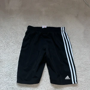 Adidas shorts - 9/10 knappt använt, passade inte mig så bra, fläck fri och intr slitna. Pris kan diskuteras, ha det bra.